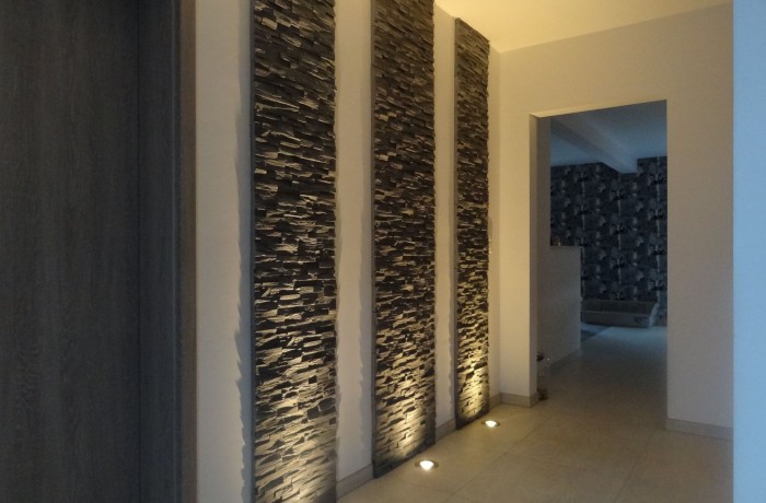 Hall d’entrée, luminaires, pierres de parement, décoration, inspiration, construction maison, Chenois, Province Luxembourg, Belgique