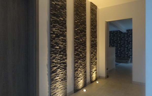 Hall d’entrée, luminaires, pierres de parement, décoration, inspiration, construction maison, Chenois, Province Luxembourg, Belgique